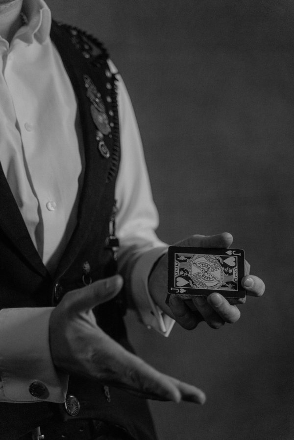 Un magicien pour votre mariage à Paris : l'art de créer des souvenirs inoubliables